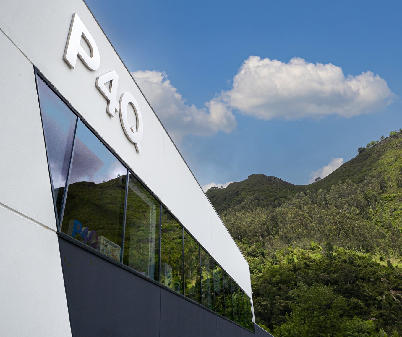O edifício da sede da P4Q com a montanha ao fundo