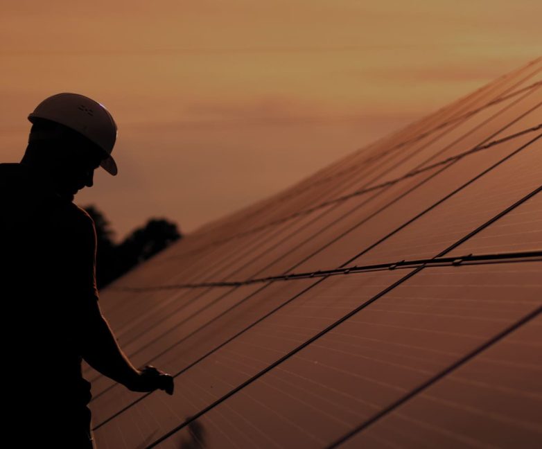 Como o rastreamento solar avançado aumenta a confiabilidade e o desempenho das usinas fotovoltaicas